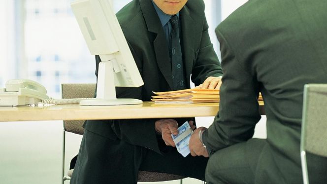 بمناسبة "6 يناير" ...ابراهيمي يُسائل رئيس الحكومة عن استراتيجيته لمحاربة الرشوة 