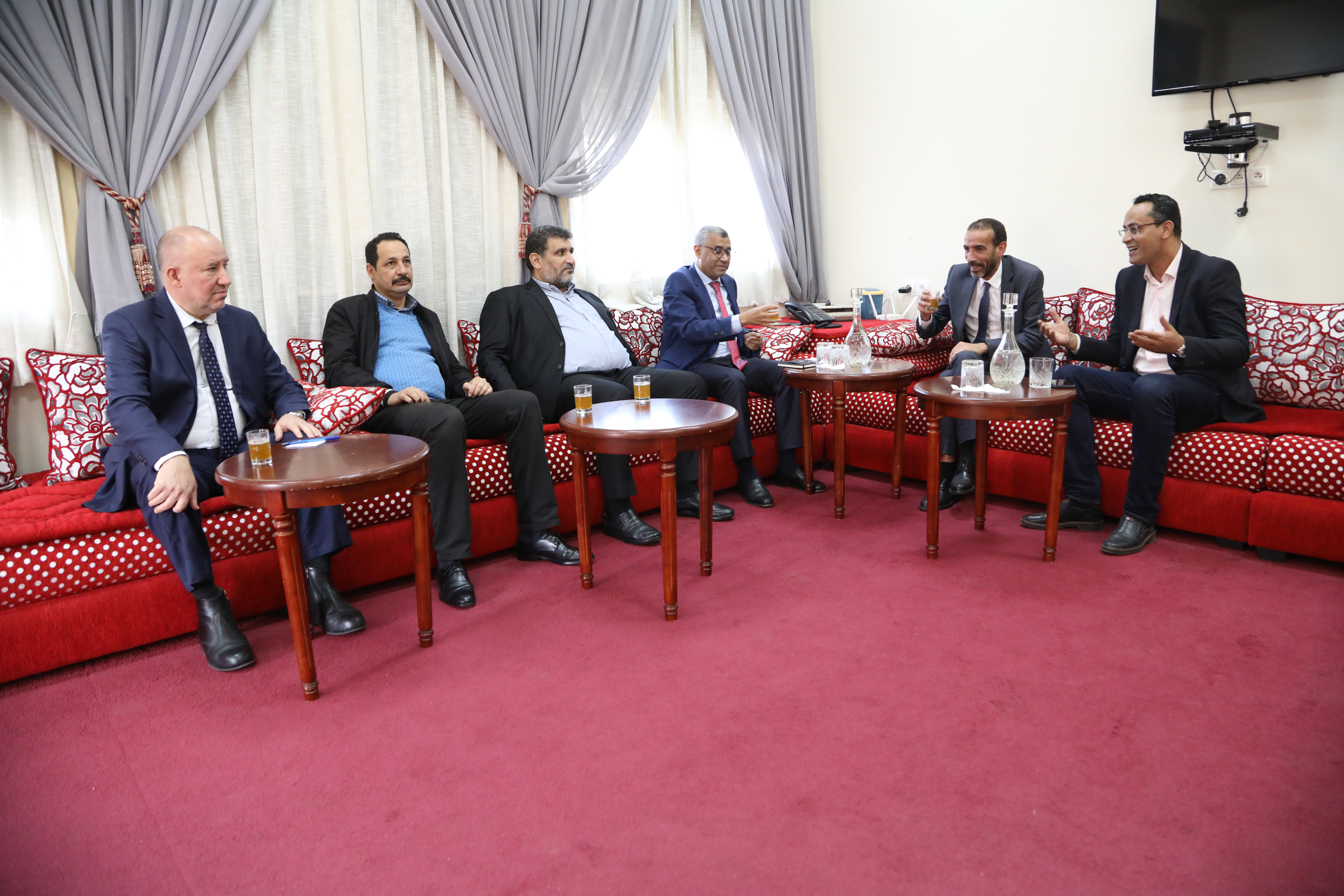 رئيس المجموعة يستقبل وفدا عن "جبهة الدفاع عن ممارسة حق الإضراب"