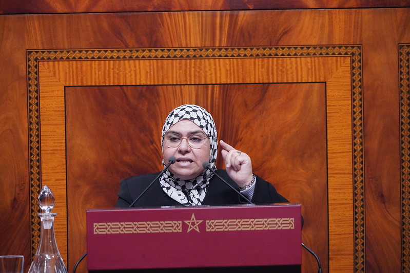 الرطل بناني تواجه رئيس الحكومة بفشله في السياحة وتذكّره بتضارب المصالح و"خراب" التعليم والصحة